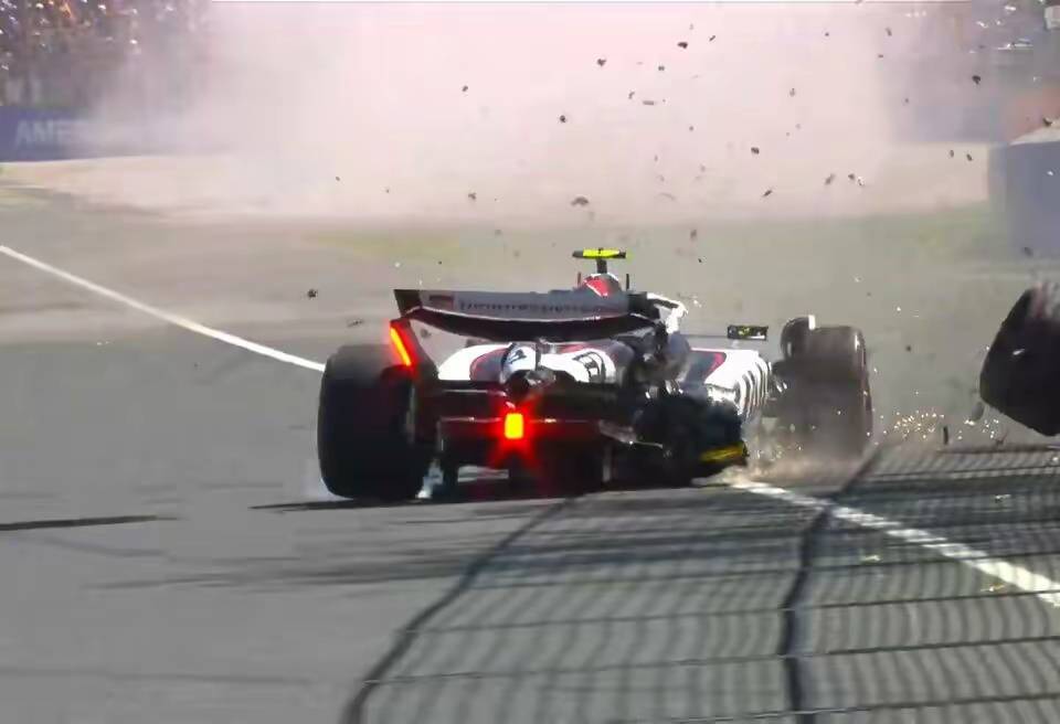 哈斯车队逆转梅赛德斯,塞恩斯高光表现 哈斯车队逆转梅赛德斯,塞恩斯高光表现